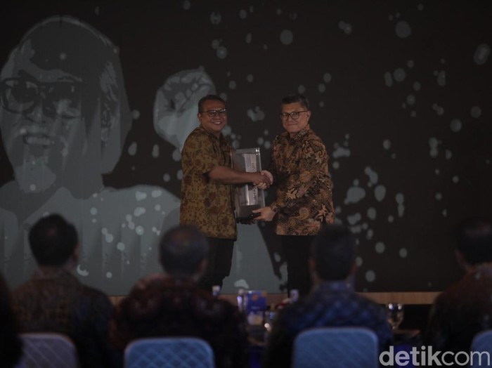 Pemred detikcom Alfito Deannova Gintings menyerahkan penghargaan ke Sekretaris Yayasan Dinamika Edukasi Dasar (DED), Rm Dr Bernardus Singgih Guritno, Rabu (23/7/2025). DED ialah yayasan yang didirikan Romo Mangun di Sleman.
