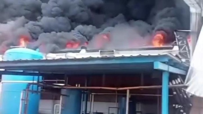 Penampakan kebakaran pabrik minyak makan di Kecamatan Medan Deli, Medan. (dok. Istimewa)