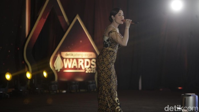 Penampilan Yeni Inka di ajang detikJateng-Jogja Awards 2025 di Gedung Gradhika Bakti Praja, Semarang, Rabu (23/7/2025) malam.
