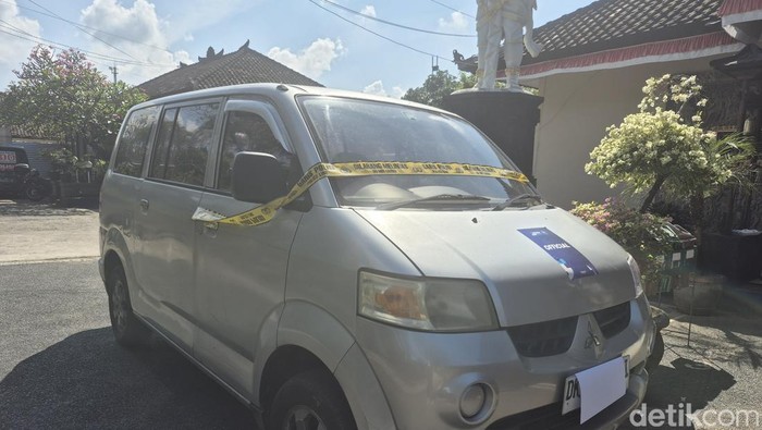Mobil korban yang dicuri ditunjukkan dalam konferensi pers di Polsek Sukawati, Gianyar, Rabu (23/7/2025).