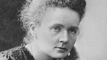 Marie Curie, perempuan pertama yang memenangkan Hadiah Nobel di bidang fisika dan kimia, serta satu-satunya yang memenangkannya di dua bidang, berhasil berkat penelitian radioaktivitas—istilah yang ia ciptakan. Namun, paparan radiasi pengion yang berkepanjangan menyebabkan anemia aplastik, yang merenggut nyawanya pada 1934 di usia 66 tahun. Bahaya radiasi saat itu belum dipahami. Menurut The New York Times, Curie tak pernah mengakui dampak radioaktivitas pada kesehatannya, tetapi putrinya, Irene, dan menantunya, Frederic Joliot-Curie, juga meninggal akibat penyakit terkait radiasi setelah melanjutkan penelitiannya. Foto: Boredpanda