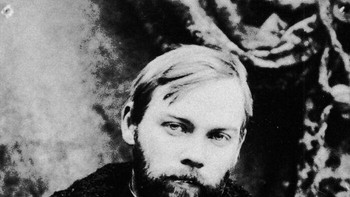 Alexander Bogdanov adalah seorang pelopor hematologi dan turut menciptakan transfusi darah. Ia percaya bahwa menyuntikkan darah orang yang lebih muda akan meremajakannya dan menunda penuaannya (mengapa saya tidak mengerti). Pada tahun 1928, ia akhirnya menyuntikkan darah dari seorang pasien tuberkulosis, yang, sebagai peringatan, menyebabkan kematiannya. Foto: Boredpanda