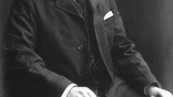 Setelah Stockton Rush, pembuat kapal RMS Titanic , Thomas Andrews, adalah penemu maritim kedua terakhir yang tewas akibat pekerjaannya sendiri. Menurut Scientific American , arsitek angkatan laut tersebut ingin menambahkan sekoci penyelamat lagi pada kapal raksasa tersebut. Jika idenya tidak ditolak, akan ada cukup akomodasi darurat untuk menyelamatkan setiap penumpang dan awak kapal. Ia sebagian besar dikenang sebagai pahlawan, karena menghabiskan jam-jam terakhirnya dengan menuntun orang-orang ke tempat aman dalam sekoci penyelamat, seperti yang dijelaskan oleh BBC . Foto: Boredpanda