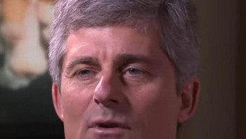 Stockton Rush, CEO OceanGate Expeditions, tewas dalam kapal selam Titan miliknya saat menjelajahi reruntuhan Titanic pada Juni 2023. Kapal selam itu, yang membawa empat penumpang lain, meledak akibat tekanan laut dalam di kedalaman 12.500 kaki. Titan belum disertifikasi oleh badan pengatur, dan perjanjian penumpang memperingatkan risiko cedera, disabilitas, trauma, atau kematian. Fred Hagen, mantan penumpang, menyebut Titan dirancang untuk mendemokratisasi laut bagi spesialis misi yang tertarik pada sains, sejarah, dan dokumentasi Titanic. Foto: Boredpanda