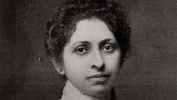 Elizabeth Fleischman Ascheim, teknisi sinar-X terkemuka, memanfaatkan teknologi ini selama Perang Spanyol-Amerika untuk mendeteksi peluru dan menilai cedera. Untuk meyakinkan pasien bahwa prosedurnya aman, ia sering memaparkan dirinya pada sinar-X, yang menyebabkan lesi di tangannya pada 1903. Lengannya diamputasi pada 1904, tetapi kanker muncul kembali, dan ia meninggal pada 3 Agustus 1905. Karyanya menunjukkan bahaya sinar-X sekaligus mempromosikan potensinya sebagai alat medis penyelamat nyawa. Foto: Boredpanda