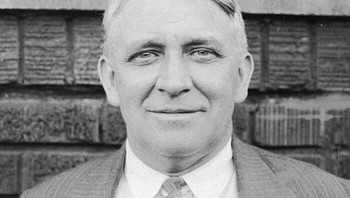 Fred Duesenberg menciptakan merek mobil mewah dan balap yang ia beri nama sesuai namanya sendiri (Duesenberg). Saat mengendarainya pada tahun 1932, ia tewas dalam kecelakaan lalu lintas berkecepatan tinggi. Foto: Boredpanda