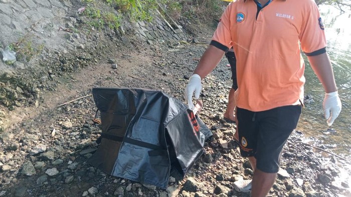 Penampakan mayat pria yang ditemukan di bawah Jembatan Glagah, Temon, Kulon Progo, Rabu (23/7/2025).