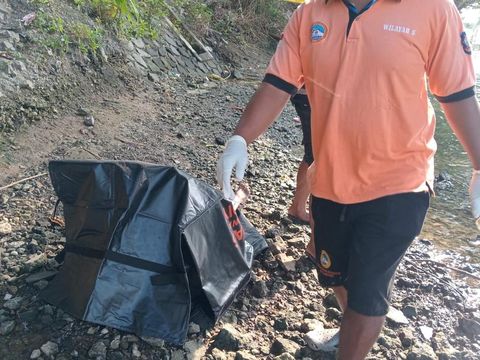 Penampakan mayat pria yang ditemukan di bawah Jembatan Glagah, Temon, Kulon Progo, Rabu (23/7/2025).