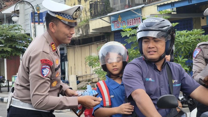 Pengendara mendapat bingkisan dari Kasatlantas Ponorogo