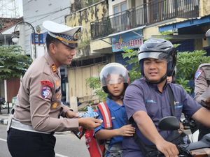 Pengendara Tertib di Ponorogo Dapat Cinderamata dari Polisi