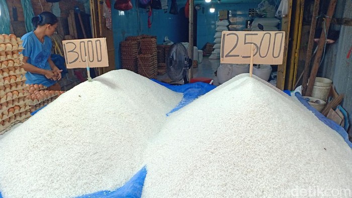 Penjualan beras di Pasar Pannampu Makassar.