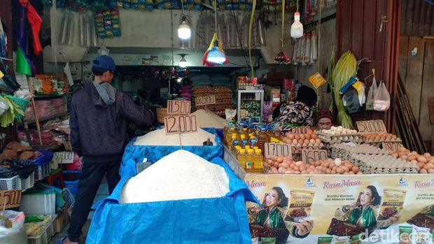 Penjualan beras di Pasar Pannampu Makassar.