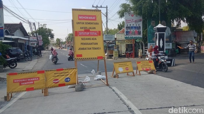 Rambu pengalihan arus di jalan Bayat-Cawas, simpang tiga Desa Banyuripan, Kecamatan Bayat.