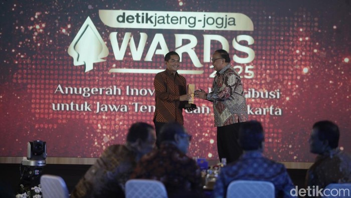 Direktur Transmedia, Latif Harnoko menyerahkan penghargaan kepada Direktur Utama Bank Jateng, Irianto Harko Saputro.