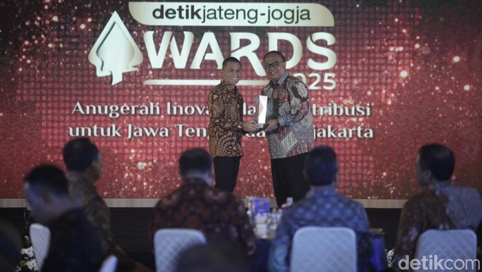 Direktur Transmedia Latif Harnoko menyerahkan penghargaan kepada Executive General Manager Pertamina Patra, Aribawa oleh di Gedung Gradhika Bhakti Praja, Semarang, Rabu (23/7/2025).