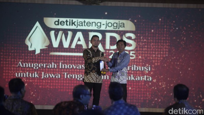 Penghargaan yang diberikan oleh Manager Regional detikcom Triono Wahyu Sudibyo itu langsung diterima Rektor Universitas Dian Nuswantoro, Prof. Dr. Pulung Nurtantio Andono.