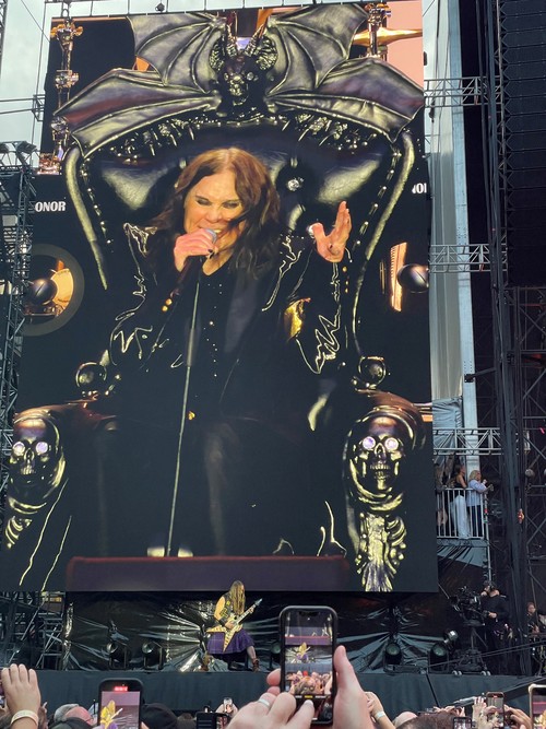 Ozzy Osbourne terlihat di layar saat tampil di pertunjukan perpisahan Black Sabbath bertajuk 