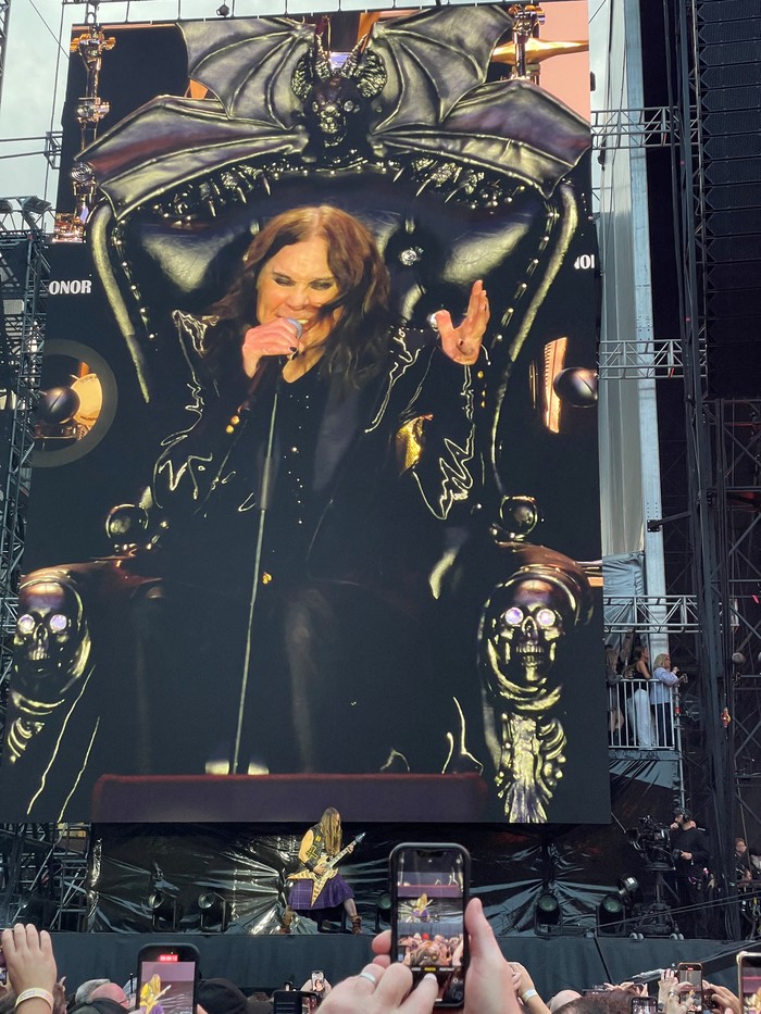 Ozzy Osbourne terlihat di layar saat tampil di pertunjukan perpisahan Black Sabbath bertajuk 