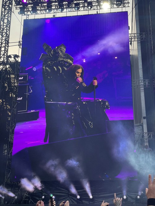 Ozzy Osbourne terlihat di layar saat tampil di pertunjukan perpisahan Black Sabbath bertajuk 