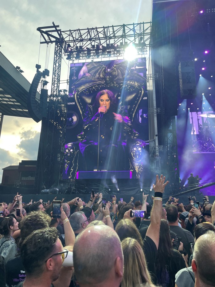 Ozzy Osbourne terlihat di layar saat tampil di pertunjukan perpisahan Black Sabbath bertajuk 