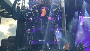 Sekitar 45 ribu penonton datang menyaksikan Black Sabbath di konser terakhir mereka. Tiketnya juga sold out dalam waktu 16 menit aja setelah penjualan dibuka. (Foto: REUTERS/SACHIN RAVIKUMAR)