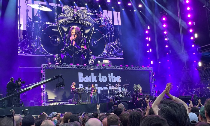 Ozzy Osbourne terlihat di layar saat tampil di pertunjukan perpisahan Black Sabbath bertajuk 