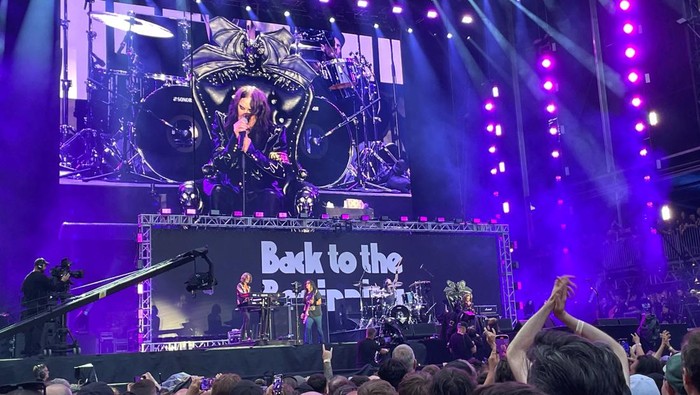 Ozzy Osbourne terlihat di layar saat tampil di pertunjukan perpisahan Black Sabbath bertajuk Back to the Beginning, di Villa Park di Birmingham, Inggris, 5 Juli 2025. REUTERS/Sachin Ravikumar