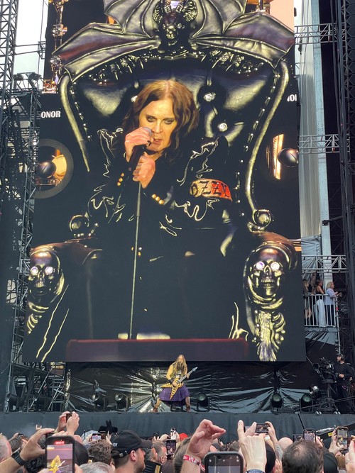 Ozzy Osbourne terlihat di layar saat tampil di pertunjukan perpisahan Black Sabbath bertajuk 