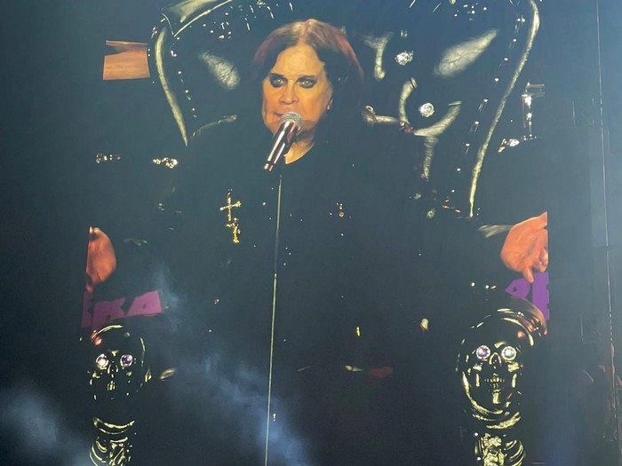 PEOPLE-OZZY OSBOURNE/ Ozzy Osbourne terlihat di layar saat tampil di pertunjukan perpisahan Black Sabbath bertajuk Back to the Beginning, di Villa Park di Birmingham, Inggris, 5 Juli 2025. REUTERS/Sachin Ravikumar