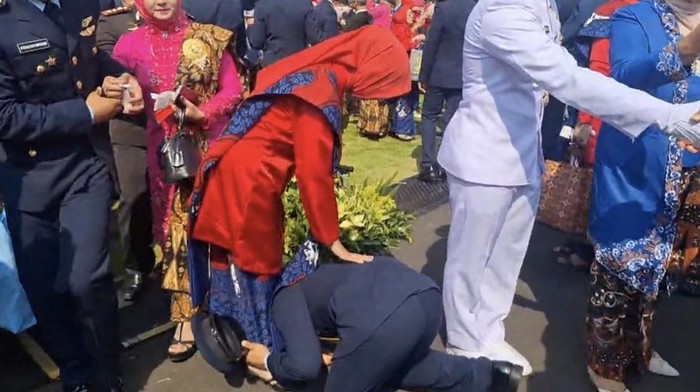 Peraih Adhi Makayasa TNI AU cium kaki ibu (Firda/detikcom)