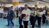 Sarwendah terlihat tegar meski tatapannya kosong mengantarkan jenazah ayahanda menjalani kreamsi, di Rumah Duka Grand Heaven, Pluit, Jakarta Utara, Rabu (23/7/2025). Foto: Febri/detikhot