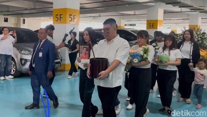 Sarwendah saat ditemui di Rumah Duka Grand Heaven, Pluit, Jakarta Utara, Rabu (23/7/2025).