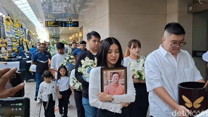 persembahan terakhir Sarwendah untuk mendiang ayah Sarwendah saat ditemui di Rumah Duka Grand Heaven, Pluit, Jakarta Utara, Rabu (23/7/2025).
