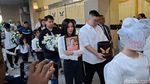 Tatapan Kosong tapi Tetap Tegar Sarwendah Antar Jenazah Ayah Dikremasi