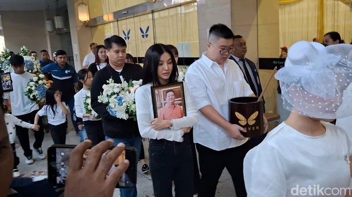 persembahan terakhir Sarwendah untuk mendiang ayah Sarwendah saat ditemui di Rumah Duka Grand Heaven, Pluit, Jakarta Utara, Rabu (23/7/2025).