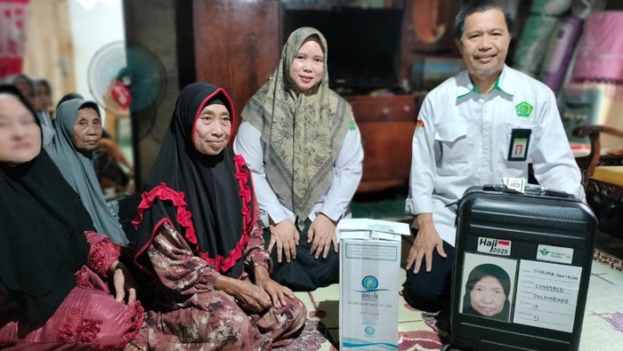 Petugas haji saat menyerahkan barang milik Nurimah jemaah asal Pagar Alam yang masih hilang di Arab Saudi