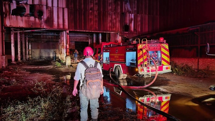 Petugas melakukan pemadaman api di bekas pabrik PT ARB, Jalan Yos Sudarso, Kecamatan Medan Deli, Kota Medan, yang terbakar tadi malam. (dok. Istimewa)