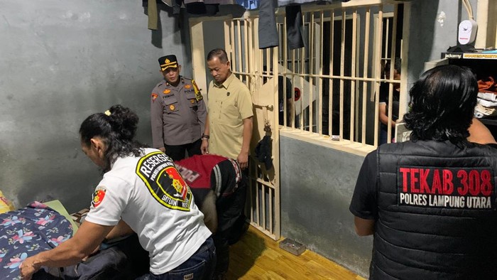 Petugas saat melakukan pengeledahan di Lapas Kotabumi