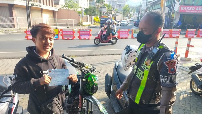 Petugas Satlantas Polres Batu melakukan penindakan kepada pengendara motor yang melanggar