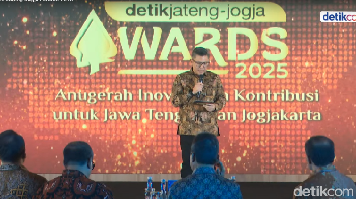 Pemimpin Redaksi detikcom, Alfito Deannova Ginting memberikan sambutan di acara detikJateng-Jogja Awards.
