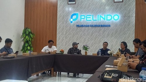 Plt General Manager Pelindo Celukan Bawang Mochammad Imron saat media gathering di Kantor Pelindo Celukan Bawang, Rabu (23/7/2025). (Made Wijaya Kusuma)