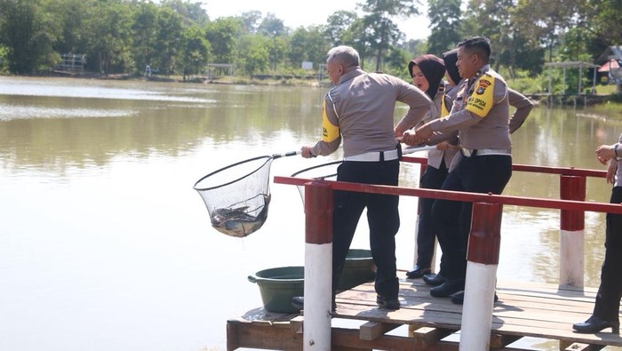 Polda Babel Kembali Lepas Ratusan Ikan-Burung di Taman Bhaypark.