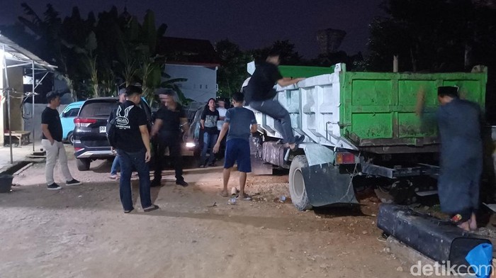 Polisi gerebek kosan di Pangkep diduga jadi lokasi penimbunan BBM ilegal.