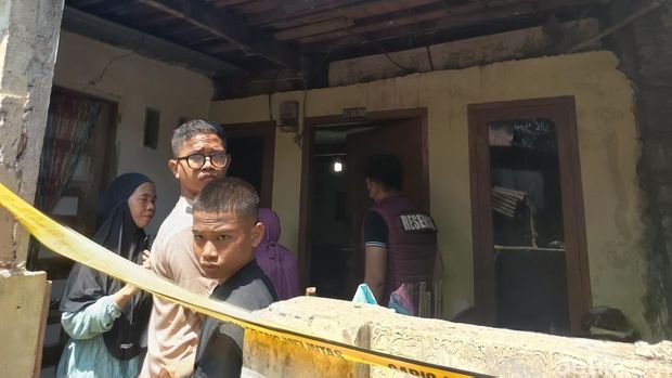 Polisi melakukan olah TKP penemuan mayat di Makassar.