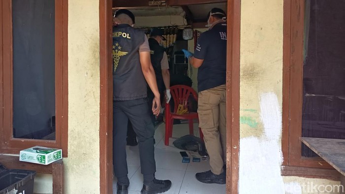 Polisi melakukan olah TKP penemuan mayat di Makassar.