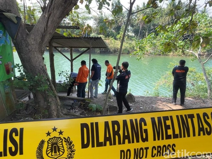 Polisi melakukan olah TKP penemuan mayat di sekitar Jembatan Glagah, Temon, Kulon Progo, Rabu (23/7/2025).