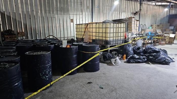 Polisi membongkar tempat produksi oli palsu di Kecamatan Benda, Kota Tangerang, Banten. (dok. Polres Tangerang Kota)