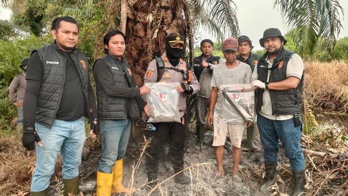 Polisi menangkap pria yang menyebabkan 1 hektare lahan di Rokan Hilir terbakar, pada Minggu (20/7/2025).