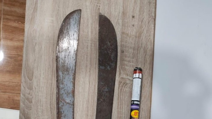 Polisi mengamankan barang bukti berupa golok dan petasan saat menangkap 3 remaja terlibat tawuran (Dok Polres Bogor).