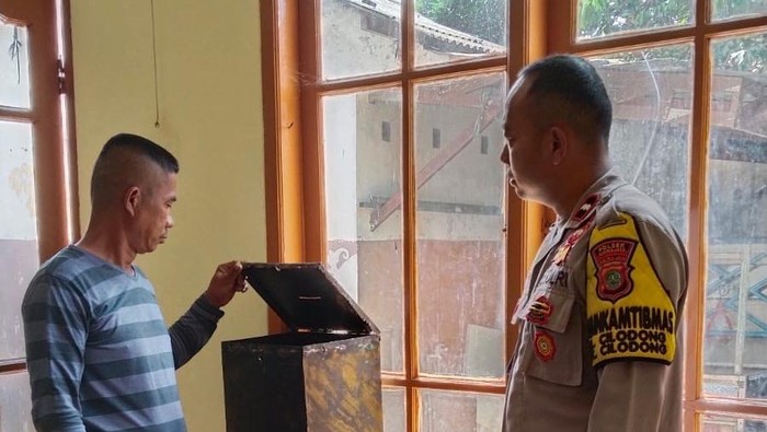 Polisi mengecek musala yang dibobol maling di Depok